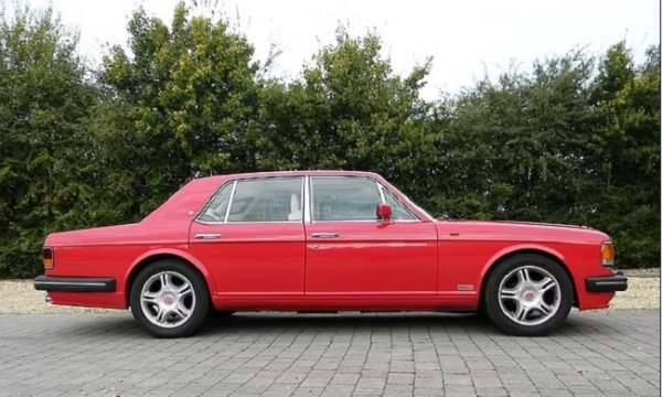 Turbo R се появи в момент, когато Bentley се опитваше да си проправи път на пазара, още докато беше собственост на Rolls-Royce (до 1998 година). За първи път се появява като Mulsanne Turbo. Използва 6,8-литров  V8 двигател и турбокомпресор Garrett, увеличаващ мощността с 50 процента до 300 к.с.
През 1985 година актуализацията получи името Turbo R. Добавянето на впръскване на гориво повиши пък мощността с 30 к.с.. Подобренията на шасито включваха по-твърдо окачване, за да се трансформира обемистата лимузина в истински динамична кола.
Въпреки че безспорно е колекционерска класика днес, качеството и производителността на Turbo R не води до високи цени. Всъщност това е сравнително достъпна опция. Дори екземпляри с малък пробег и отлично състояние не струват повече от 30 000 евро.
